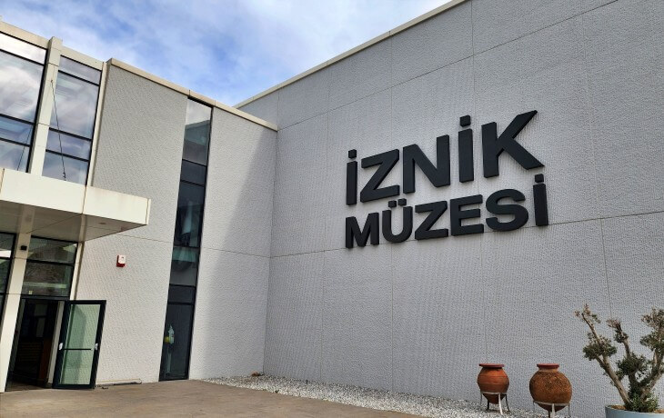 İznik Müzesi’nin modern dış cephesi, giriş kapısı ve yapının sade mimari tasarımını gösteren genel görünüm.